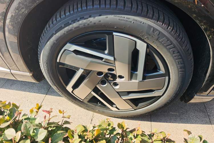 Used ONVO Luxeed L90 2025 Model—Max Six-Seater Version Right Front Wheel Hub