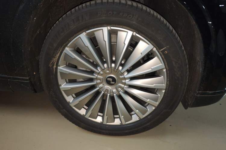 Used ONVO Luxeed L90 2025 Model—Max Six-Seater Version Right Front Wheel Hub