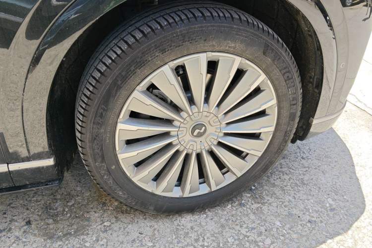 Used ONVO Luxeed L90 2025 Model—Ultra Six-Seater Version Right Front Wheel Hub