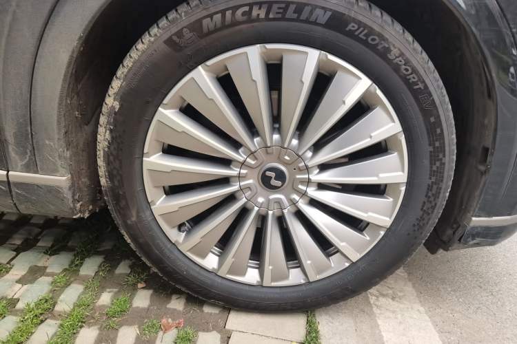 Used ONVO Luxeed L90 2025 Model—Max Six-Seater Version Right Front Wheel Hub