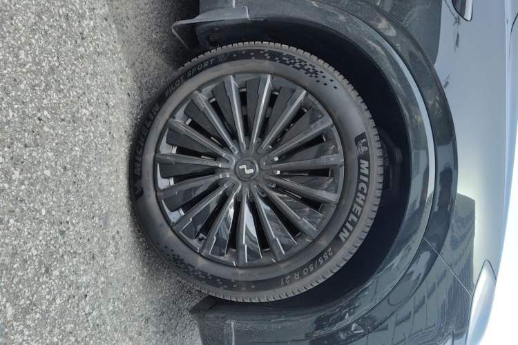 Used ONVO Luxeed L90 2025 Model—Max Six-Seater Version Right Front Wheel Hub