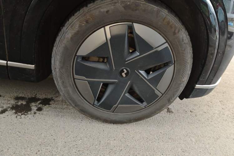 Used ONVO Luxeed L90 2025 Model—Pro Seven-Seater Version Right Front Wheel Hub