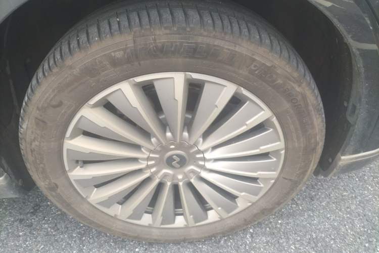 Used ONVO Luxeed L90 2025 Model—Max Six-Seater Version Right Front Wheel Hub