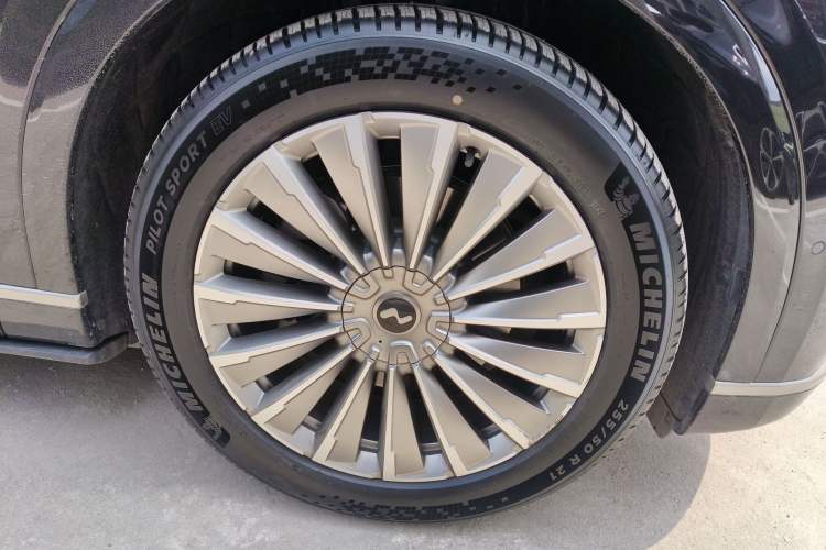 Used ONVO Luxeed L90 2025 Model—Ultra Six-Seater Version Right Front Wheel Hub