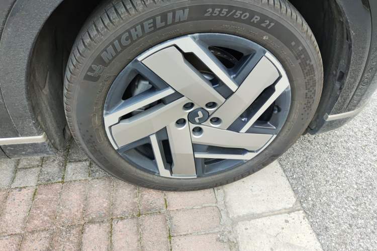 Used ONVO Luxeed L90 2025 Model—Pro Seven-Seater Version Right Front Wheel Hub