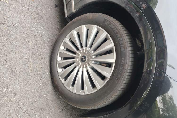 Used ONVO Luxeed L90 2025 Model—Max Seven-Seater Version Right Front Wheel Hub