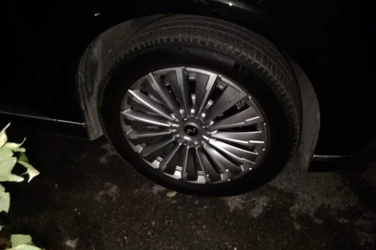 Used ONVO Luxeed L90 2025 Model—Max Six-Seater Version Right Front Wheel Hub