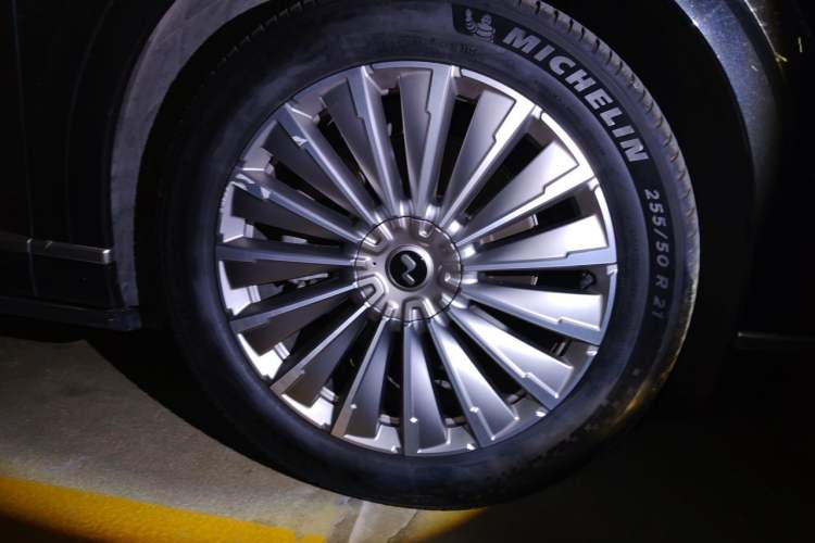 Used ONVO Luxeed L90 2025 Model—Max Six-Seater Version Right Front Wheel Hub