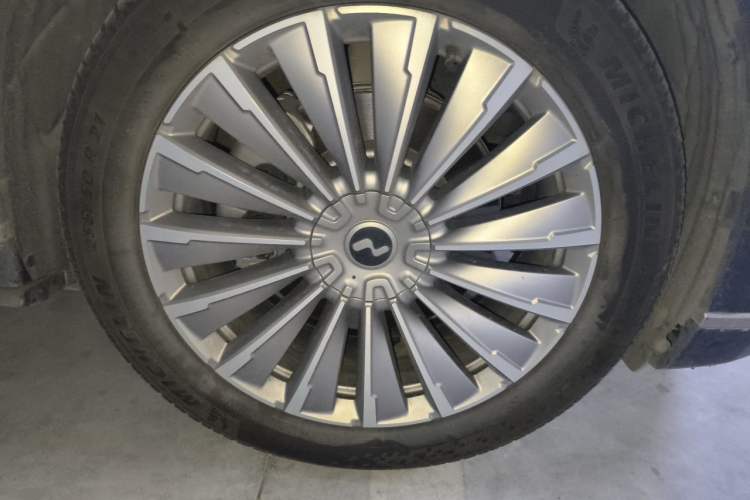 Used ONVO Luxeed L90 2025 Model—Ultra Six-Seater Version Right Front Wheel Hub