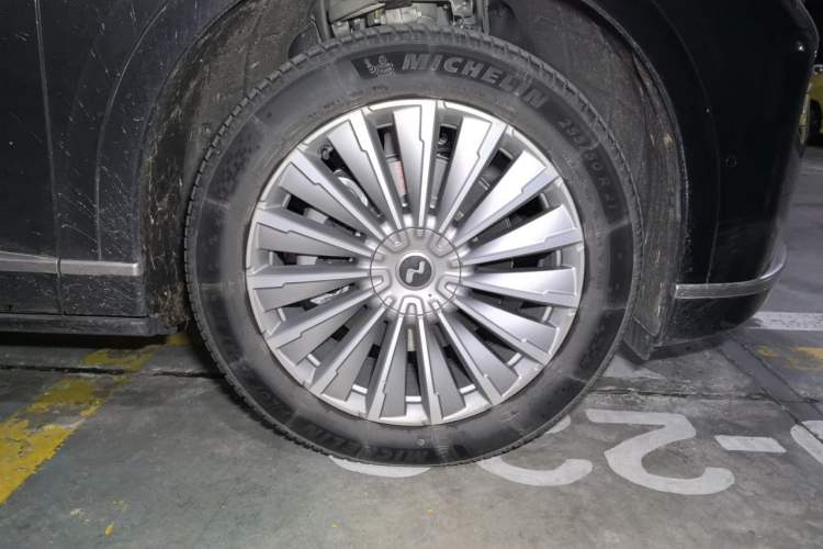 Used ONVO Luxeed L90 2025 Model—Ultra Six-Seater Version Right Front Wheel Hub