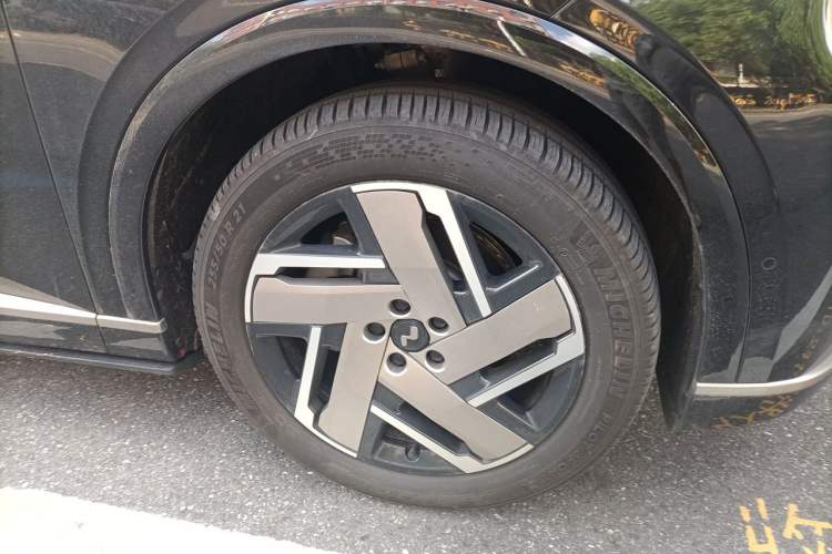 Used ONVO Luxeed L90 2025 Model Max Six-Seater 60-degree Battery Edition Right Front Wheel Hub