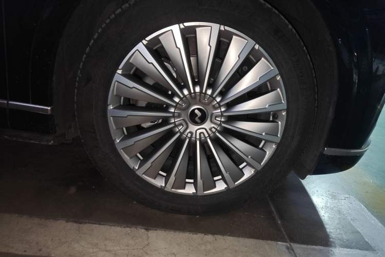 Used ONVO Luxeed L90 2025 Model—Max Six-Seater Version Right Front Wheel Hub