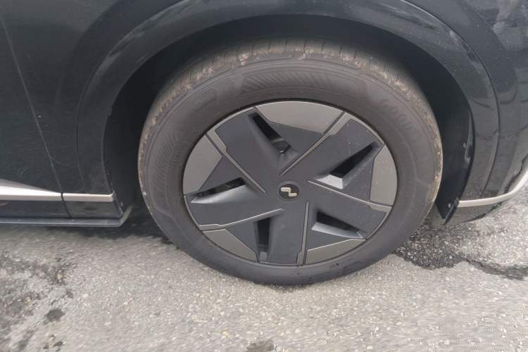 Used ONVO Luxeed L90 2025 Model—Max Seven-Seater Version Right Front Wheel Hub