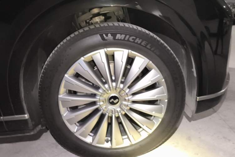 Used ONVO Luxeed L90 2025 Model—Pro Six-Seater Version Right Front Wheel Hub