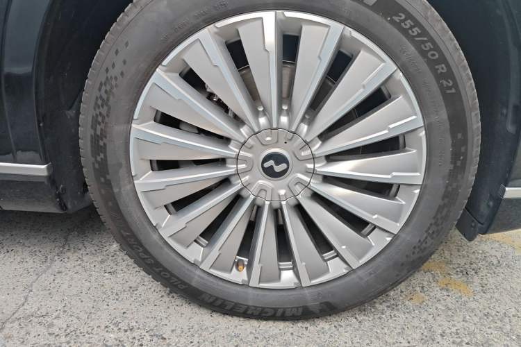 Used ONVO Luxeed L90 2025 Model—Max Six-Seater Version Right Front Wheel Hub