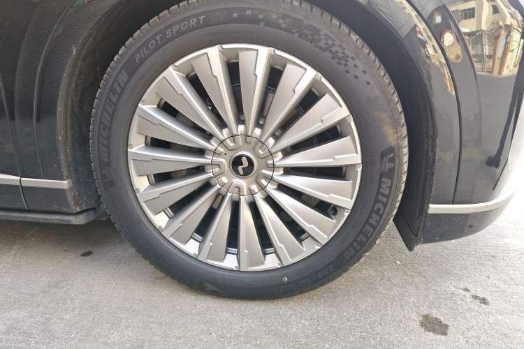 Used ONVO Luxeed L90 2025 Model—Max Seven-Seater Version Right Front Wheel Hub