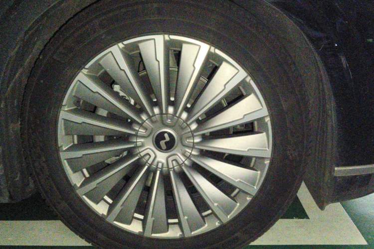 Used ONVO Luxeed L90 2025 Model—Max Six-Seater Version Right Front Wheel Hub