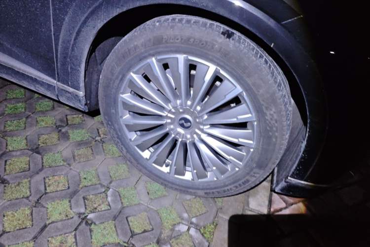 Used ONVO Luxeed L90 2025 Model—Max Six-Seater Version Right Front Wheel Hub