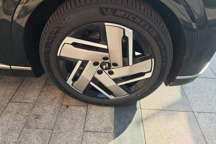 Used ONVO Luxeed L90 2025 Model—Ultra Six-Seater Version Right Front Wheel Hub