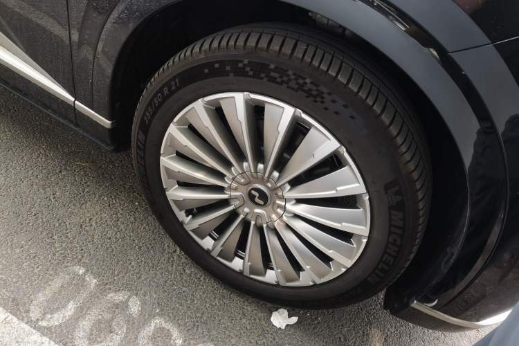 Used ONVO Luxeed L90 2025 Model—Ultra Six-Seater Version Right Front Wheel Hub
