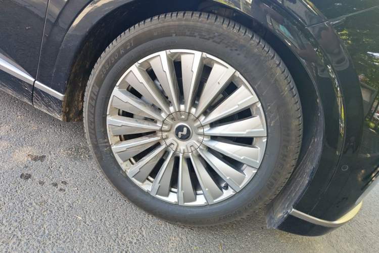 Used ONVO Luxeed L90 2025 Model—Max Six-Seater Version Right Front Wheel Hub