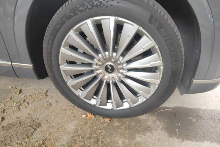 Used ONVO Luxeed L90 2025 Model—Ultra Six-Seater Version Right Front Wheel Hub