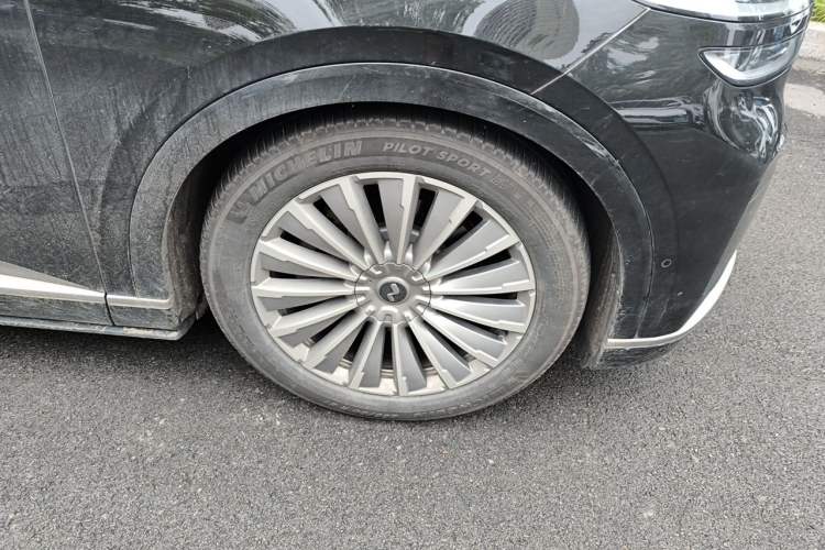 Used ONVO Luxeed L90 2025 Model—Ultra Six-Seater Version Right Front Wheel Hub