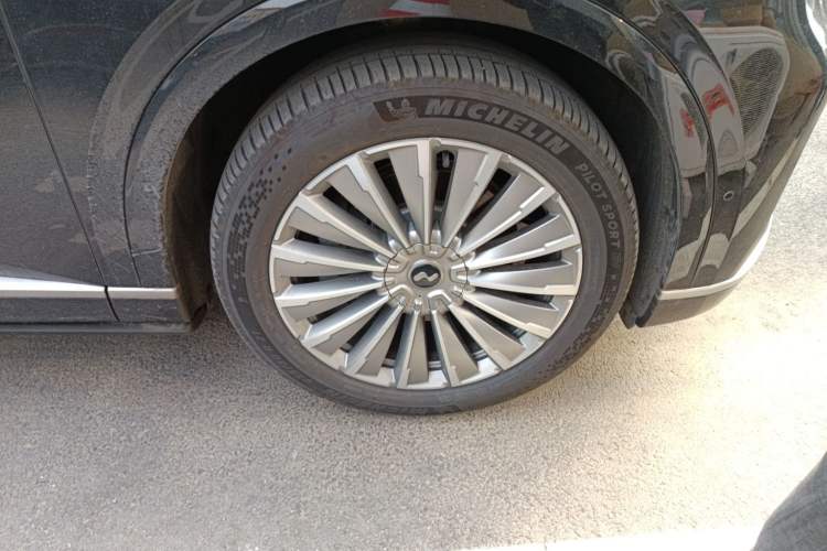 Used ONVO Luxeed L90 2025 Model—Ultra Six-Seater Version Right Front Wheel Hub