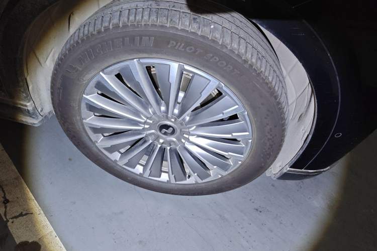 Used ONVO Luxeed L90 2025 Model—Ultra Six-Seater Version Right Front Wheel Hub