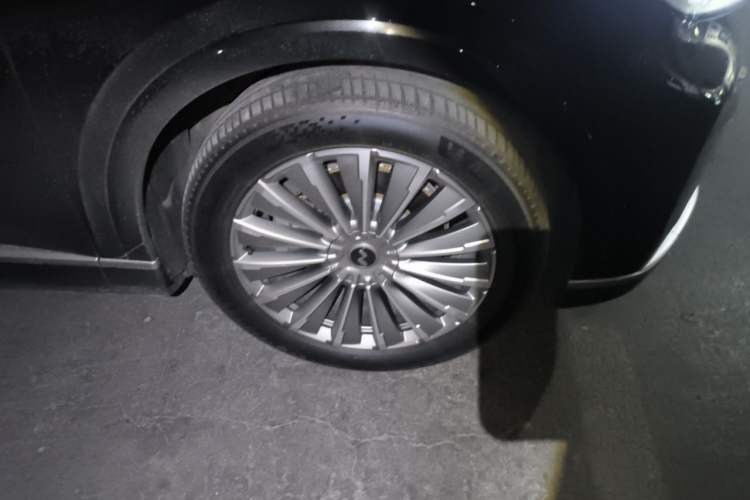 Used ONVO Luxeed L90 2025 Model—Ultra Six-Seater Version Right Front Wheel Hub