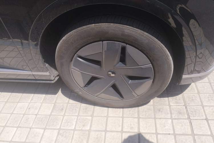 Used ONVO Luxeed L90 2025 Model—Ultra Six-Seater Version Right Front Wheel Hub