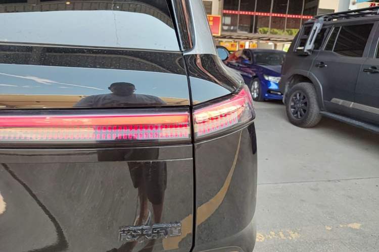 Used ONVO Luxeed L90 2025 Model—Max Six-Seater Version Right Rear Taillight