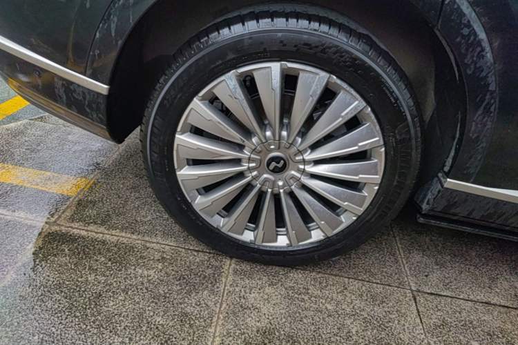Used ONVO Luxeed L90 2025 Model—Ultra Six-Seater Version Right Rear Wheel Hub