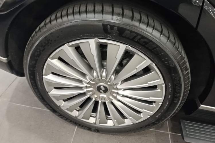Used ONVO Luxeed L90 2025 Model—Ultra Six-Seater Version Right Rear Wheel Hub