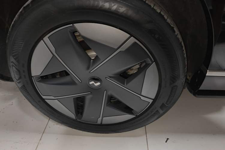 Used ONVO Luxeed L90 2025 Model—Max Six-Seater Version Right Rear Wheel Hub
