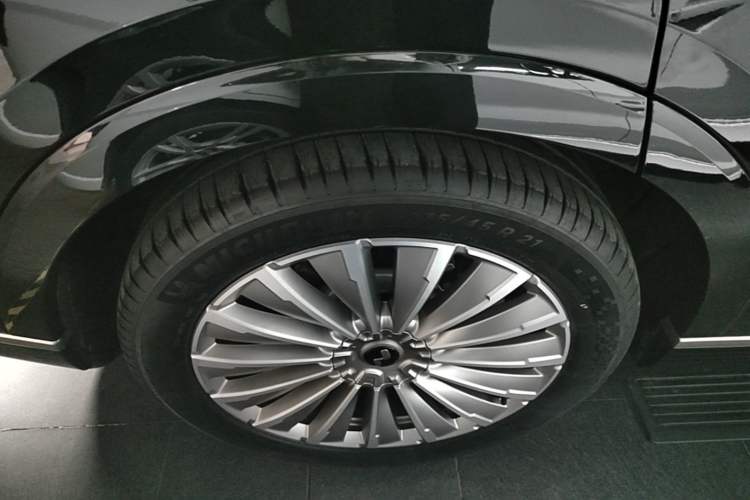 Used ONVO Luxeed L90 2025 Model—Ultra Six-Seater Version Right Rear Wheel Hub