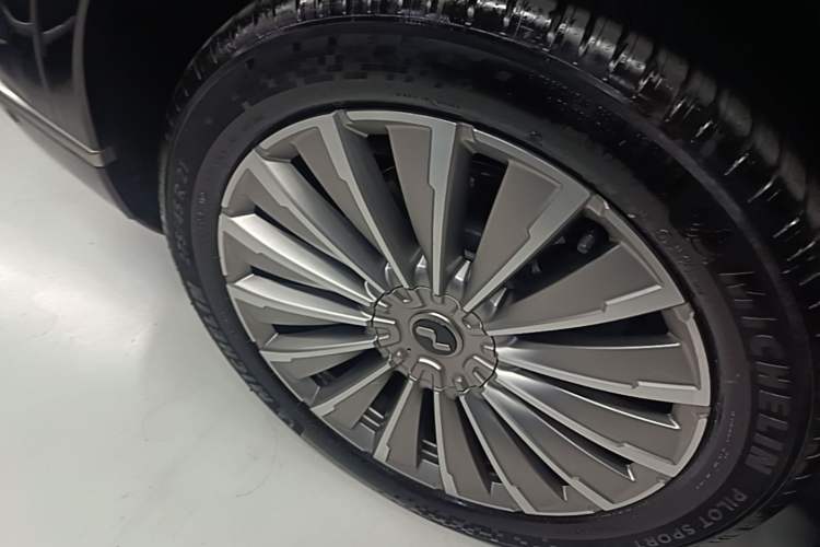 Used ONVO Luxeed L90 2025 Model—Ultra Six-Seater Version Right Rear Wheel Hub