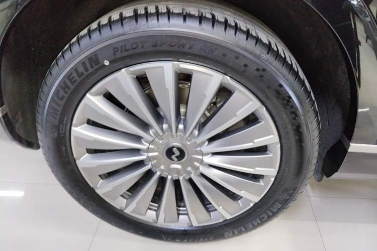 Used ONVO Luxeed L90 2025 Model—Ultra Six-Seater Version Right Rear Wheel Hub