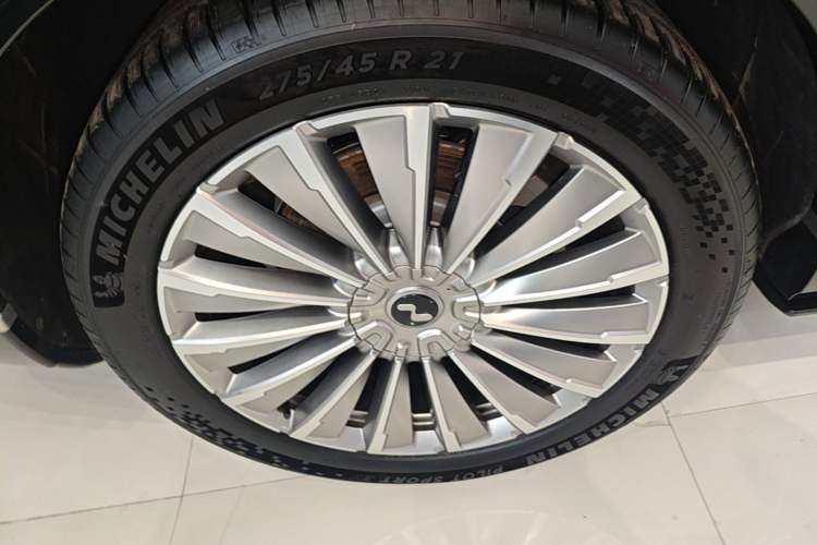 Used ONVO Luxeed L90 2025 Model—Ultra Six-Seater Version Right Rear Wheel Hub