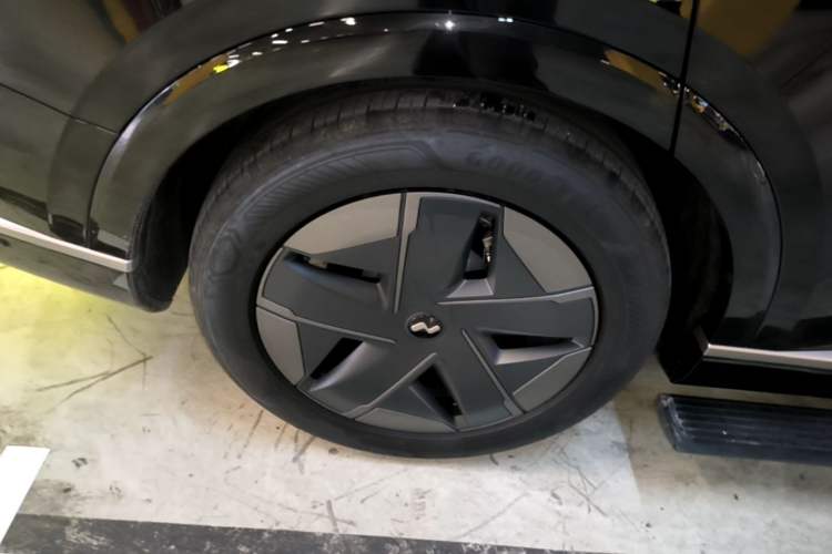 Used ONVO Luxeed L90 2025 Model—Max Six-Seater Version Right Rear Wheel Hub