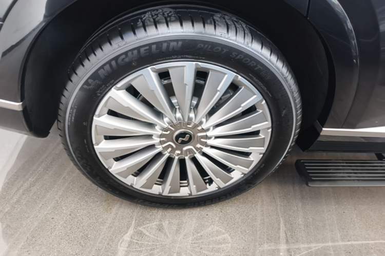 Used ONVO Luxeed L90 2025 Model—Ultra Six-Seater Version Right Rear Wheel Hub
