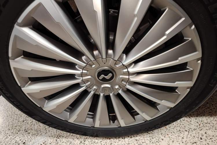 Used ONVO Luxeed L90 2025 Model—Ultra Six-Seater Version Right Rear Wheel Hub