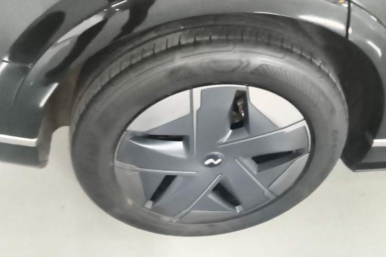Used ONVO Luxeed L90 2025 Model—Max Six-Seater Version Right Rear Wheel Hub