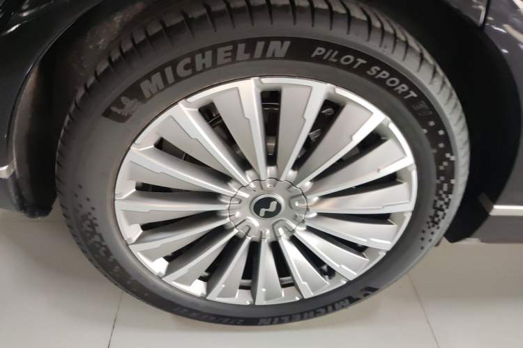 Used ONVO Luxeed L90 2025 Model—Max Six-Seater Version Right Rear Wheel Hub