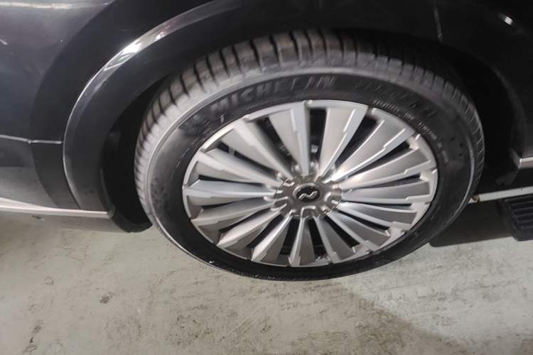 Used ONVO Luxeed L90 2025 Model—Ultra Six-Seater Version Right Rear Wheel Hub