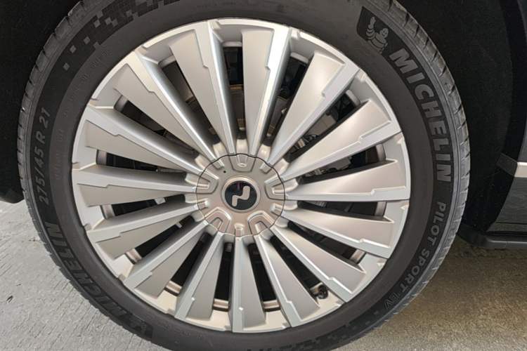 Used ONVO Luxeed L90 2025 Model—Ultra Six-Seater Version Right Rear Wheel Hub