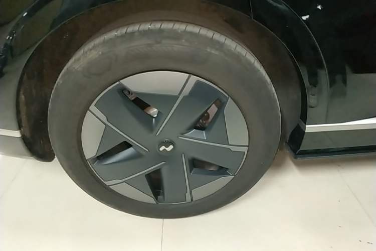 Used ONVO Luxeed L90 2025 Model—Ultra Six-Seater Version Right Rear Wheel Hub