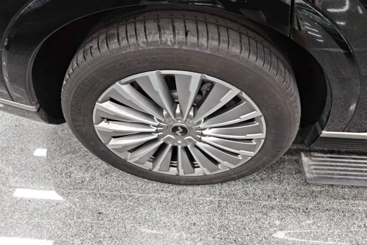 Used ONVO Luxeed L90 2025 Model—Max Six-Seater Version Right Rear Wheel Hub
