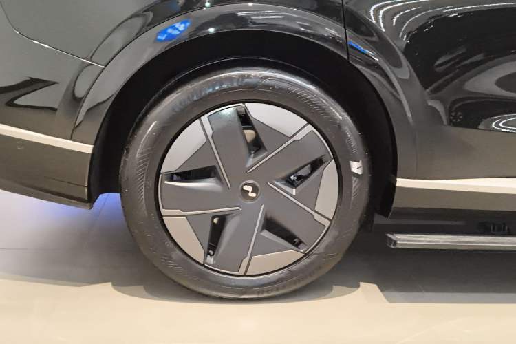 Used ONVO Luxeed L90 2025 Model—Ultra Six-Seater Version Right Rear Wheel Hub