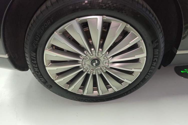 Used ONVO Luxeed L90 2025 Model—Max Six-Seater Version Right Rear Wheel Hub